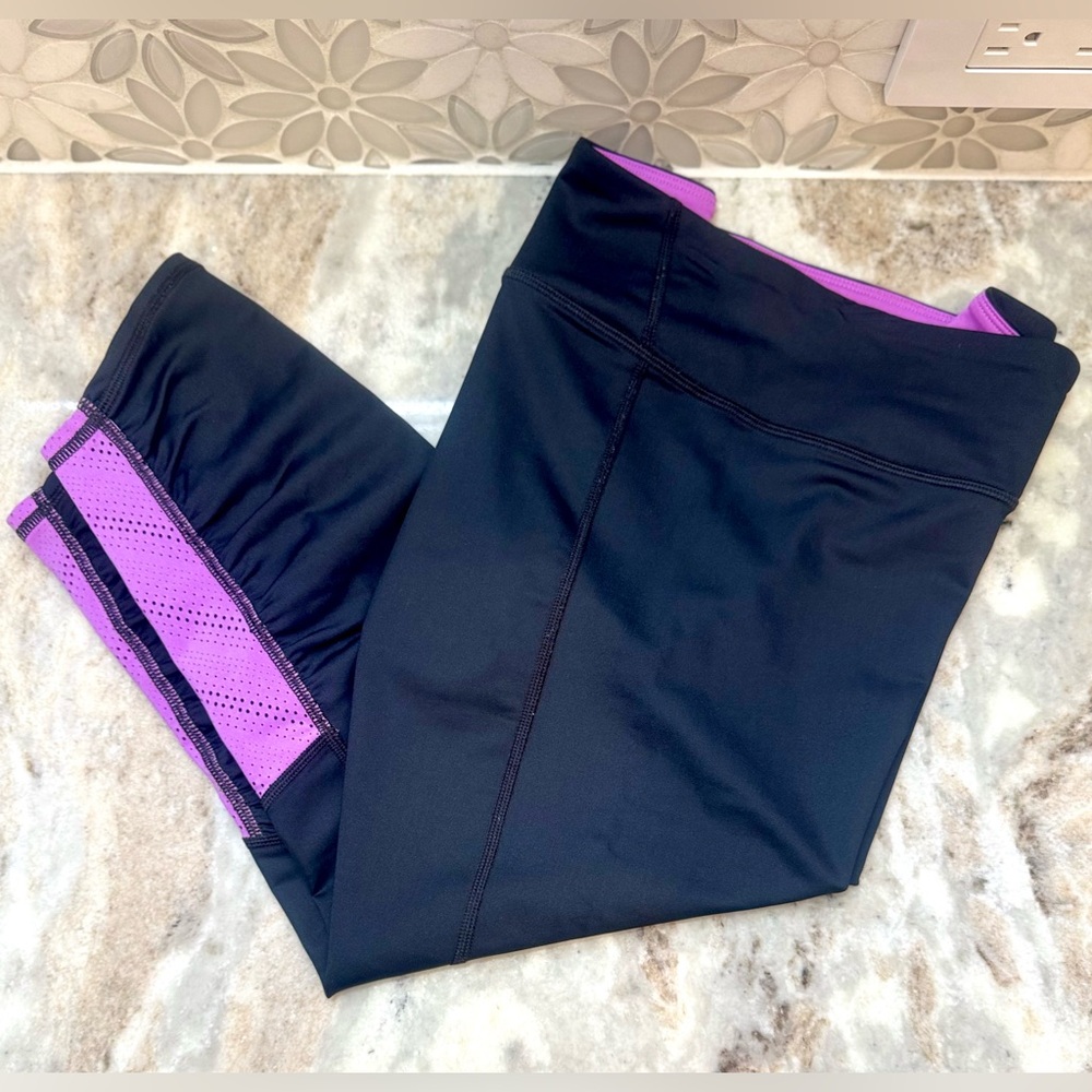 🖤💜 Under Armour Capri Tights